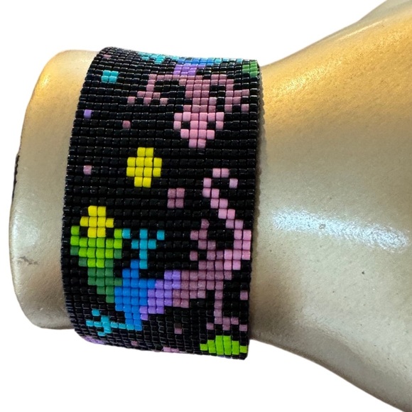 Handwoven loom seed beaded whimsical colorful lizard themed adjustable bracelet - Picture 5 of 7
